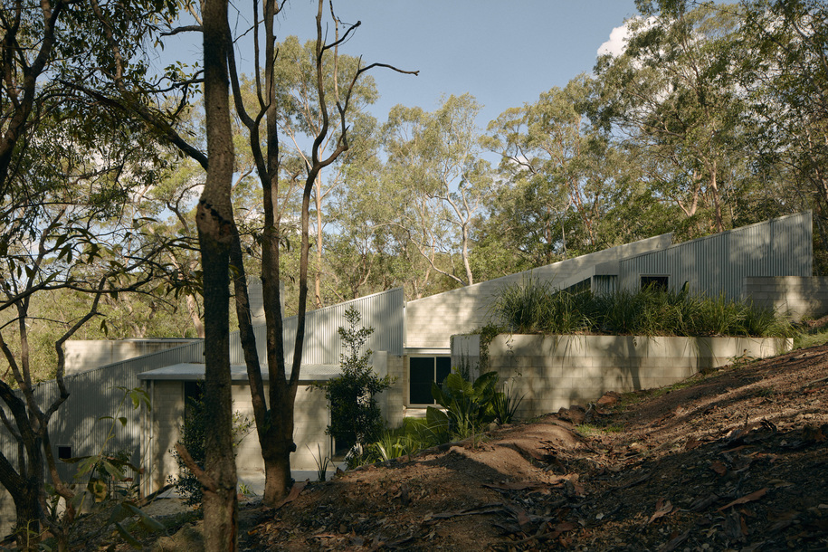 Interior photograph of MT COOT-THA HOUSE by TOM ROSS